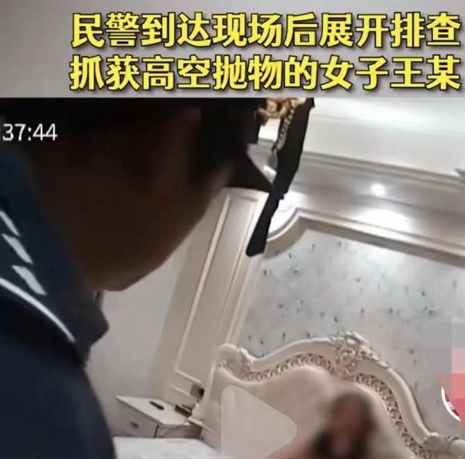 江苏，南通。妻子与丈夫吵架，为了泄愤妻子将自己灌醉后先在屋里点了一把火，接着就将