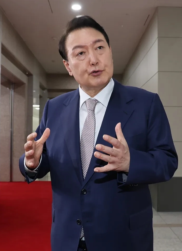 不作死，就不会死！

尹锡悦自打当上韩国总统，就跟丢了导航似的，东南西北全分不清