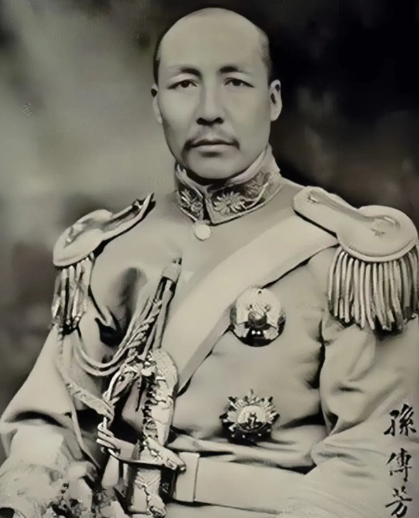 1935年，直系军阀首领孙传芳去世。他的一生一共娶了一妻两妾，孙传芳较为宠爱三姨
