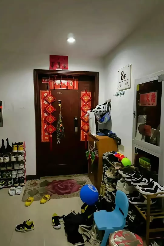 真是让人头疼！在广西南宁，有个女的在网上发牢骚，说她的邻居把一百多双鞋都堆在门口