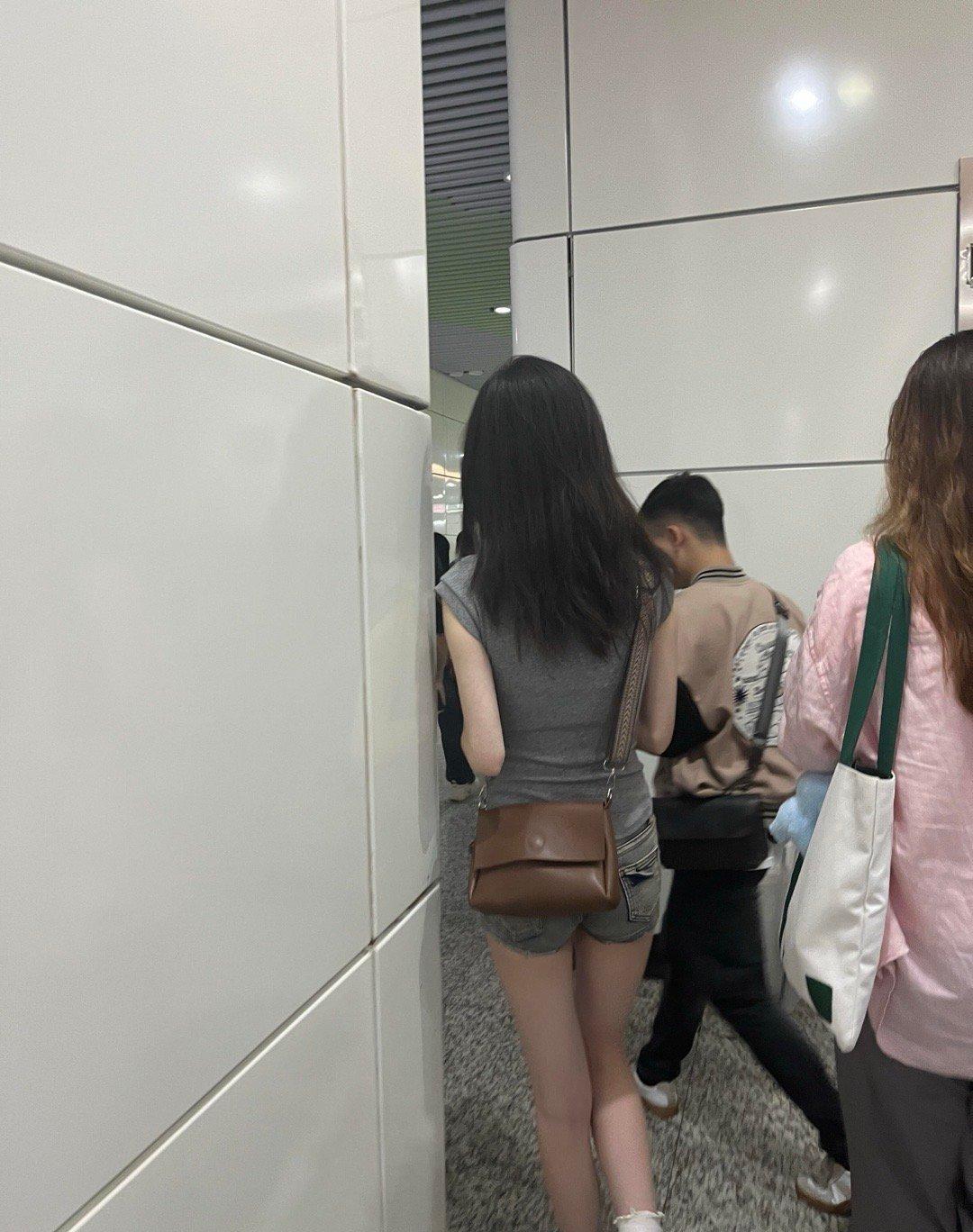 现实中见过最美的腿长什么样



这是去年在地铁站看见的，太吸引人眼球了，一