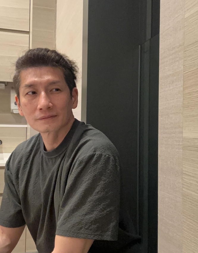 当年他是香港亚视重点培养对象，年轻时候真的很帅气，那时候很多电视剧都是他担当男主