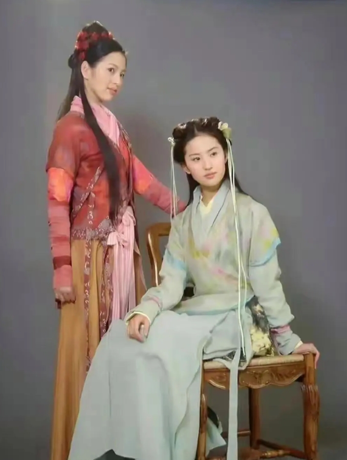金粉世家第一眼看到刘亦菲真的惊为天人，当时一直不明白这么美的姑娘为啥不是女一号。