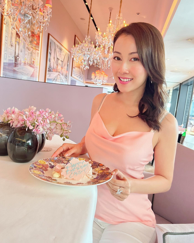 她是香港很出名女演员，但现在都很少出来拍戏，应该很多人都认识她