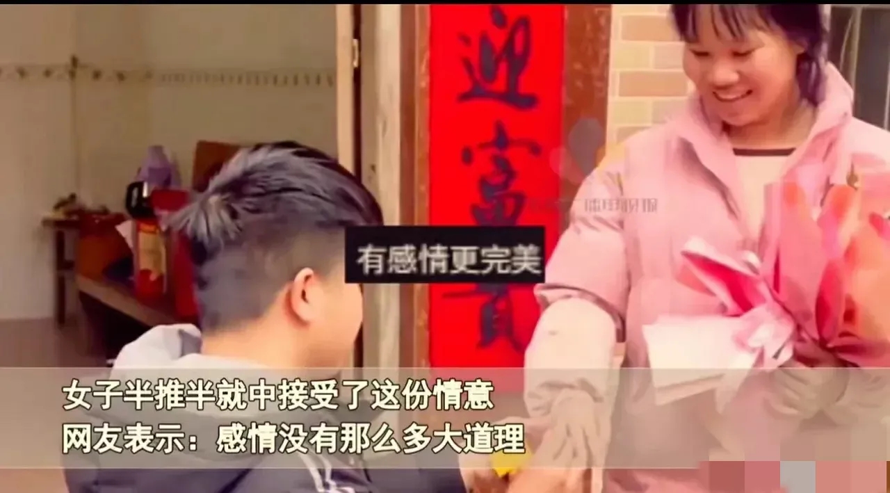 湖南，女子丧夫四年后，小叔子竟手捧99朵玫瑰花向女子求婚。原来，女子一直从未考虑
