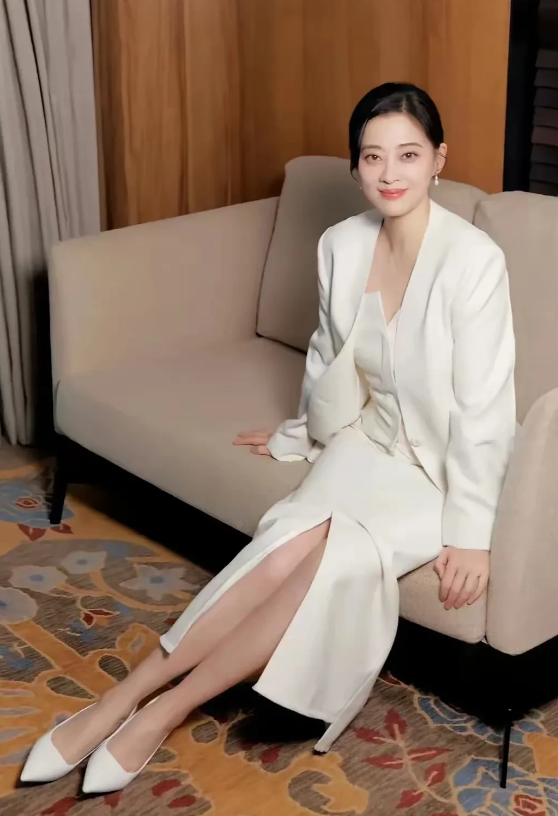 梅婷，身高167厘米，貌美如花，体态婀娜多姿，尽显女性独有风韵，她的每一次亮相，