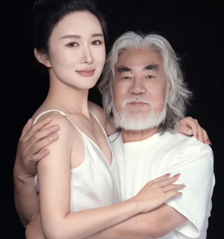 看了71岁的张纪中和小31岁的娇妻杜星霖的幸福合照，你有没有感叹这世界真是奇妙？