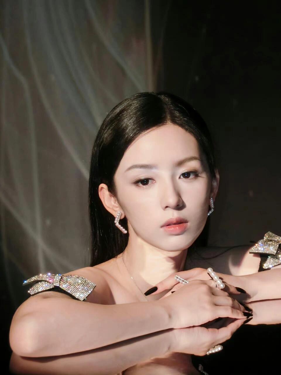 周也黑天鹅造型怎么样？