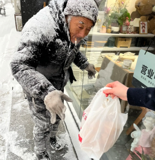 眼泪止不住了！山东烟台，面包店老板清早去开店，发现门前的雪被打扫的干干净净！她一