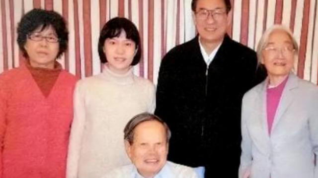 杨振宁翁帆庆“瓷婚”，小27岁岳母到场，家中挂满好友范曾名画