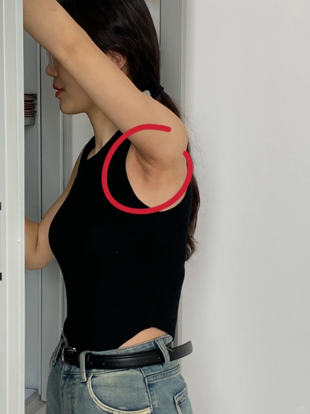 瞬间对公司女同事失去兴趣了…
拿个文件被偷拍了，我请问呢！我这腋下是糊了一层灰吗