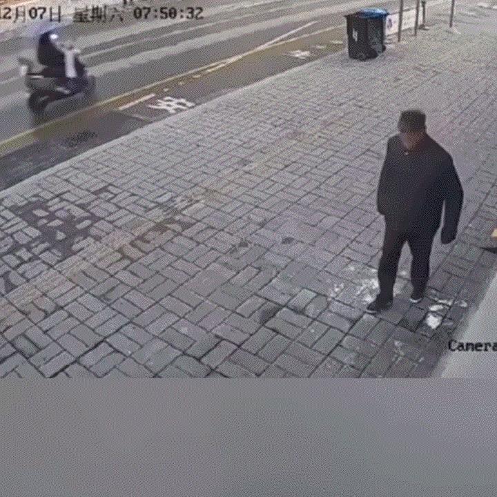 太坏了！一男孩骑自行车与一老人擦肩而过，没成想老人竟突然抓住孩子并倒在地上，孩子