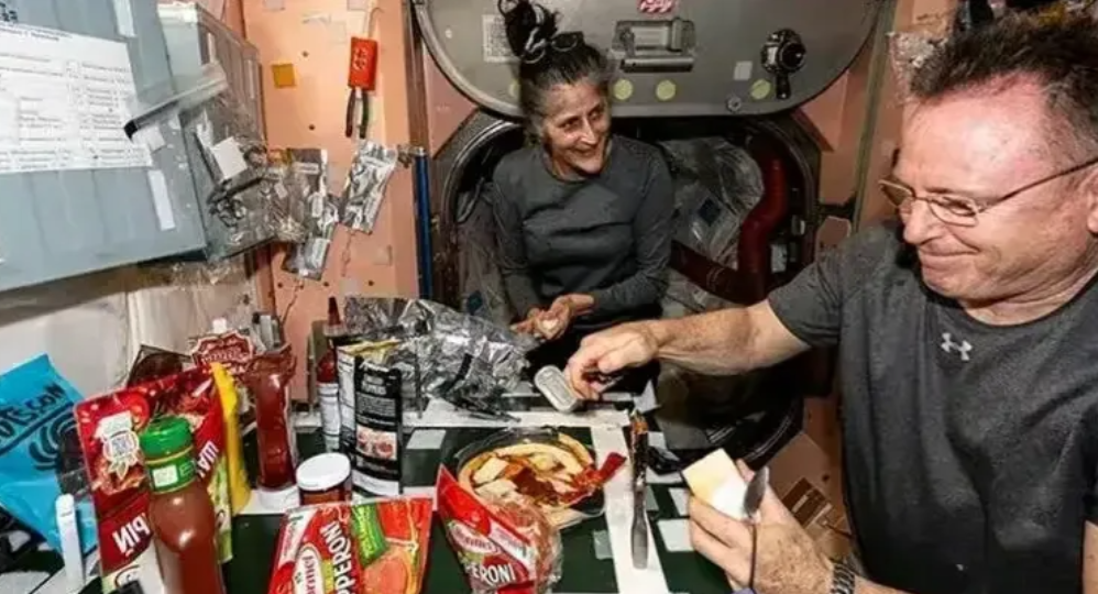 滞留在国际空间站近四个月的美国女宇航员，已经瘦到脱相了。

1. 这位女宇航员，