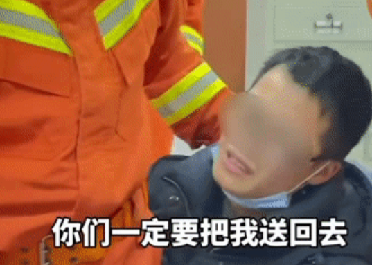 一位涉世未深的00后小伙被传销组织控制，当他路过消防队撒腿冲了进去，紧紧抱着消防