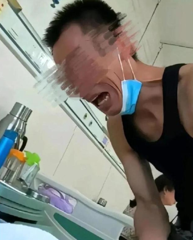 四川的一家医院里，无力承担医药费的父亲，心如刀割般拔掉了儿子的氧气管，儿子突然喊