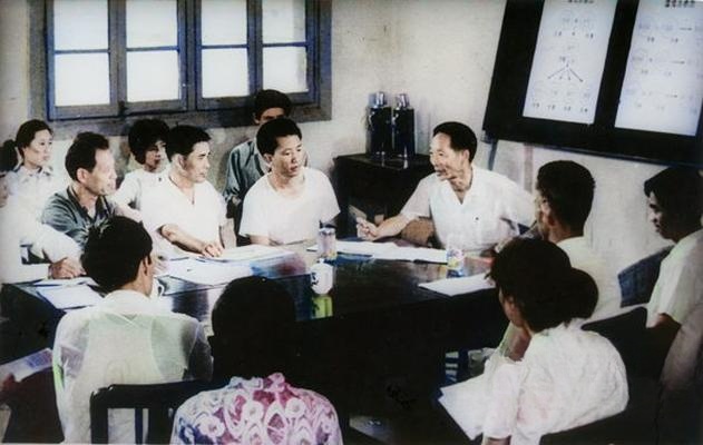 袁隆平在海南岛育种基地为主要课题组成员讲课。 ​​​