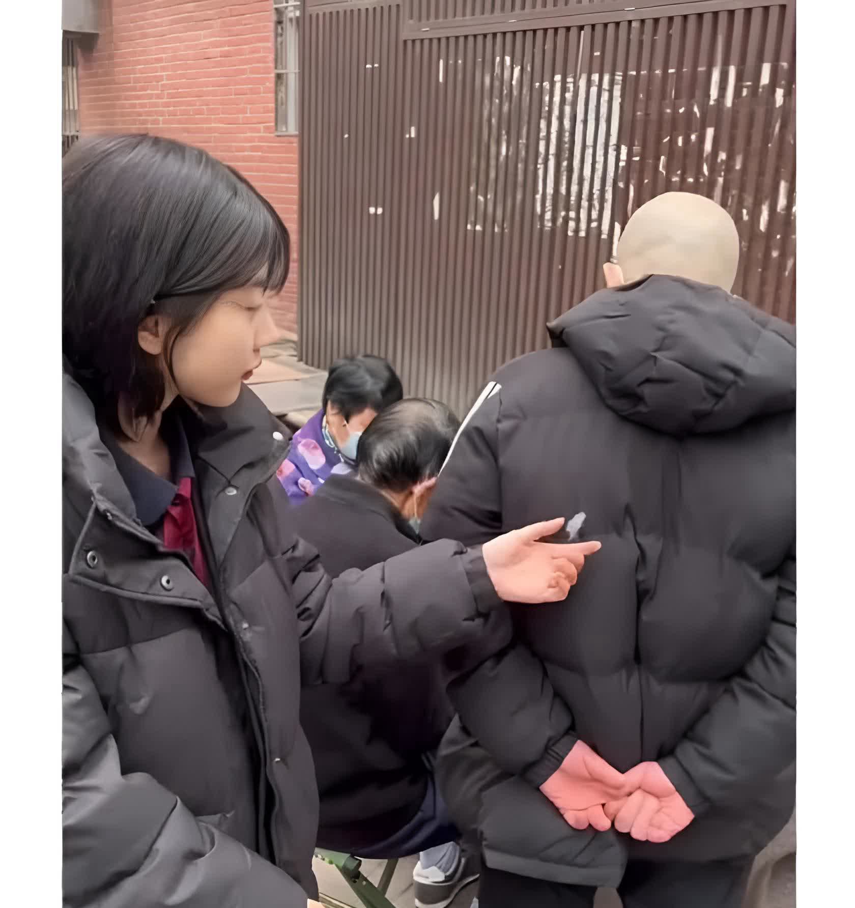 我好奇这位女孩是否还在人世？