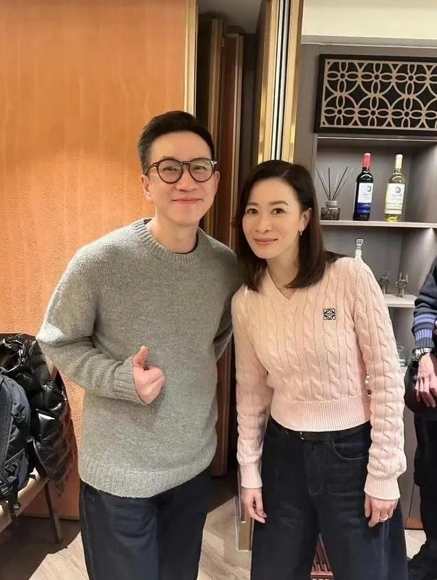 佘诗曼和古天乐等人新年聚会，大多友人是他们TⅤB的旧同事或老同学。
49岁佘诗曼