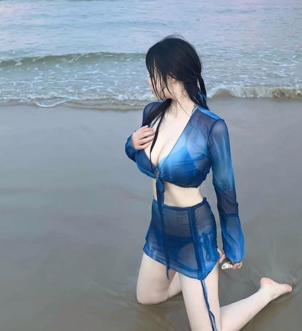 带着清纯小表妹海边一日游，看大海碧波荡漾，白浪翻滚，真的很壮观，一起抓海龟，玩沙