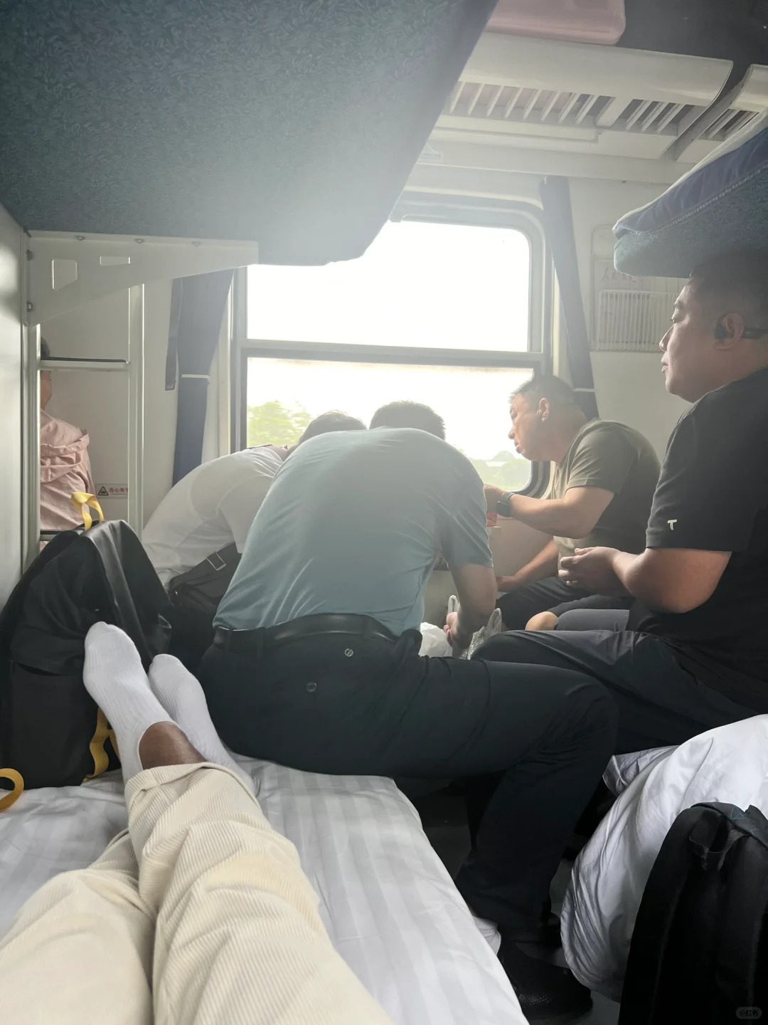 火车上最烦遇到的事情
早上6点开始扎堆，7点成功没法睡了，，真的想撵人，有没有高