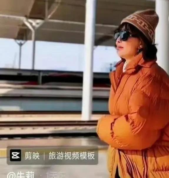 1月18日，演员牛莉发文回应离婚传闻，为了辟谣，她晒出了早年的一张珍贵合照。这张