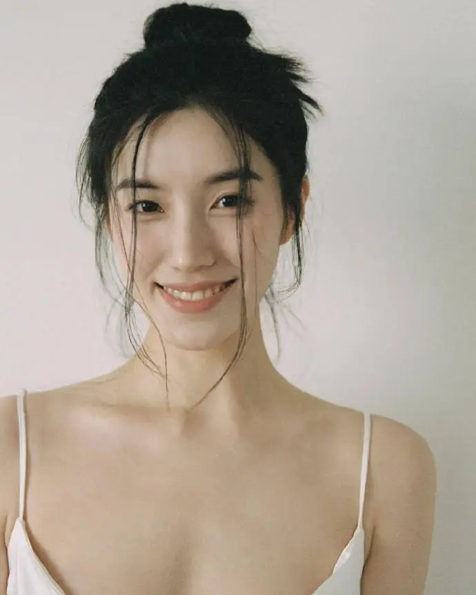 回去继续深造。另一位朴施妍则时不时发布一下自拍，没有公开活动行程。但网友们却很可惜朴施妍，解散时的朴