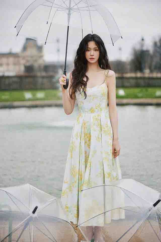 内娱一大波女星赶住巴黎看秀了。沈梦辰发文，这是在巴黎被冻到过敏的一天。不是天气太