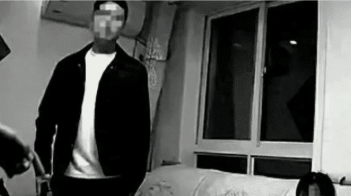 青岛一女教师在家出轨被当场发现，丈夫曝出聊天记录，三观炸裂！

众所周知，在整个