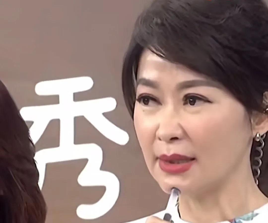 台湾著名主持人卢秀芳告别她主持多年的《中天辣晚报》了。
在主持完最新一期的节目之