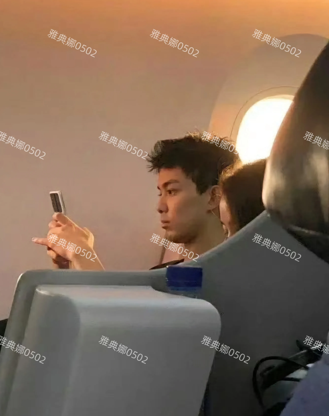 飞机上遇到吴磊，印象中的他还是小孩，其实本人长得很成熟很man，私下的他没啥偶像