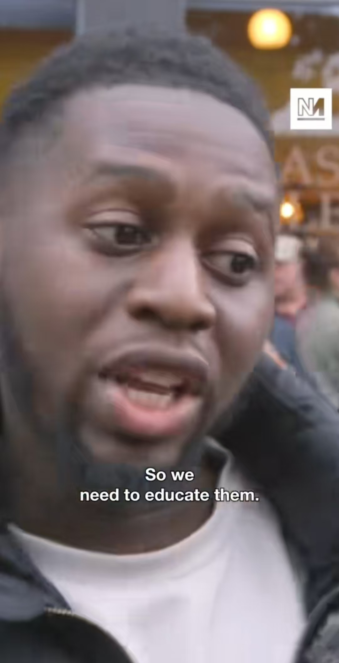 移民英国的黑人：我们要教育这个国家的白人。
近几年，英国非法移民问题日益猖獗，已