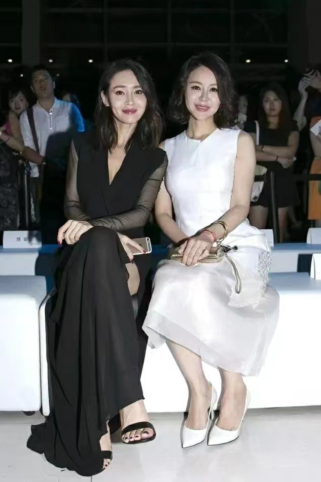 右边这位美女，就是佟大为的梦中情人。左边这位，能认出来的算你厉害！
不能说一点不