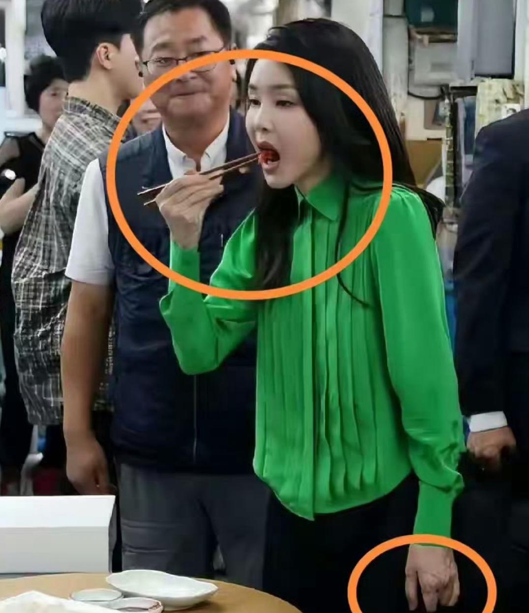 笑死了，虽有25岁的脸，65岁的手......！哈哈哈哈！