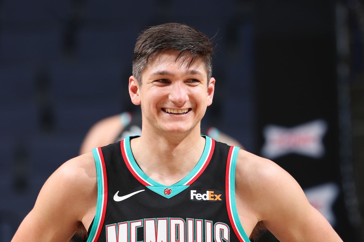 据ESPN记者Woj报道称，菲尼克斯太阳队已经与队中后卫格雷森-阿伦达成续约协议