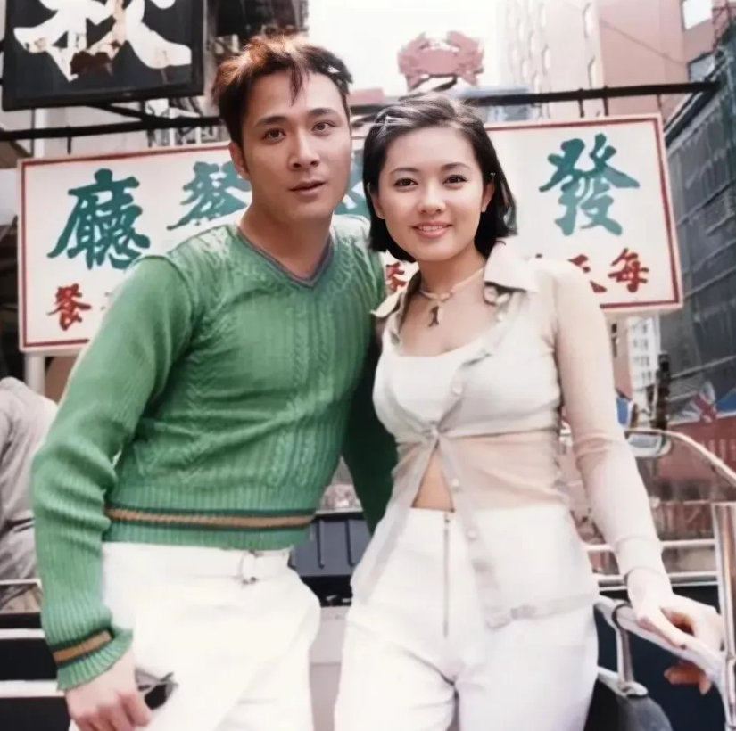 这张照片拍摄于1996年，吴镇宇与李丽珍年轻时的留影旧照，曾经的帅哥与美女