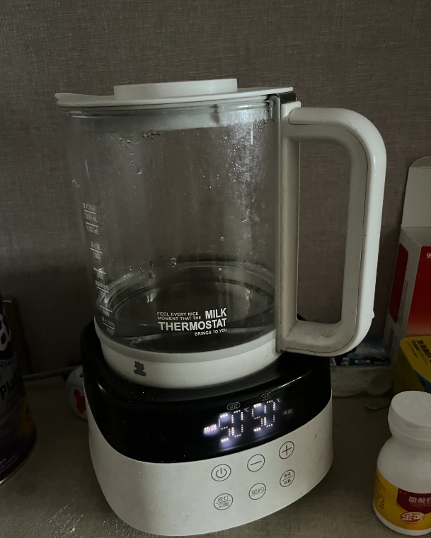 多名家长反映婴儿恒温壶内残留白胶，这种恒温壶家里自从有小孩之后一直在用的，很好用