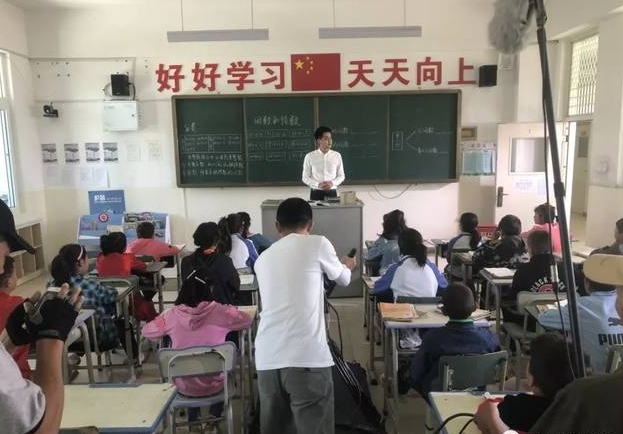 教师节，给老师送礼与否是家长都曾纠结过的问题。
我曾经问过我在初中当老师的同学关