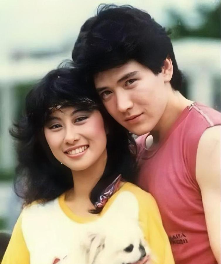 80年代，费翔和叶倩文的合影真是太养眼了！
照片中，两人幸福依偎在一起，叶倩文怀