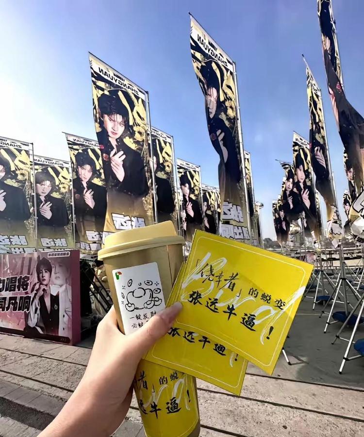 再就业男团录制《快乐再出发山海季》收官音乐会，这排面，太惊人！
千军万马攻城，各