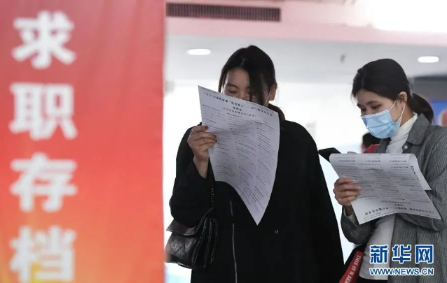 政策变了，缴纳过社保也算“应届毕业生”了！贵州、上海等多地宣布，放宽了应届毕业生
