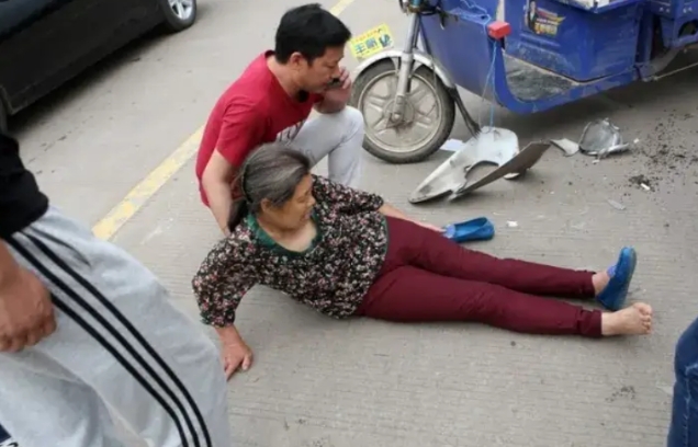4万元的医药费由谁来拿？半个月前小区的王大娘去早市买莱回来，手里拎着两袋子莱走进