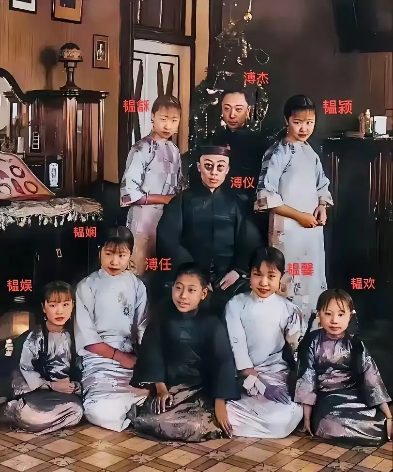 这是溥仪当年被赶出北京城，进入天津租界的全家人合影，离开了故宫那宽敞的大房子，如