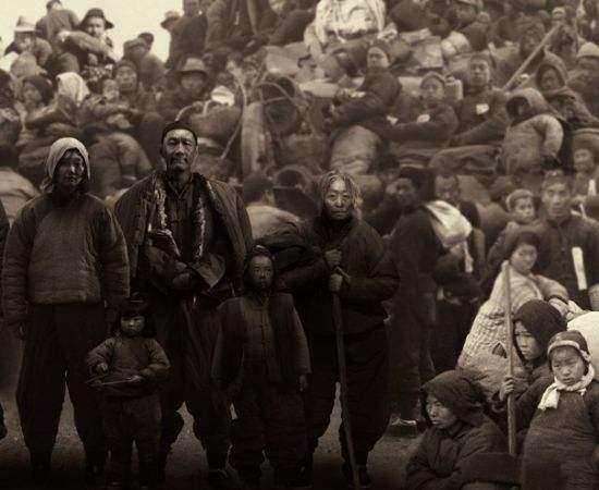 河南大饥荒，啃树皮，吃野草