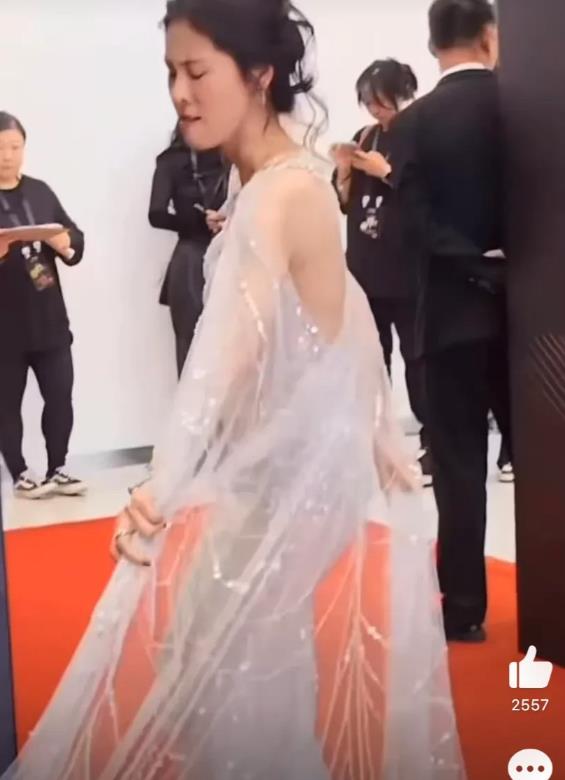 天呀！张碧晨这一幕好凶狠啊！
微博之夜张碧晨不小心暴露了真实的一面，她的裙子被勾