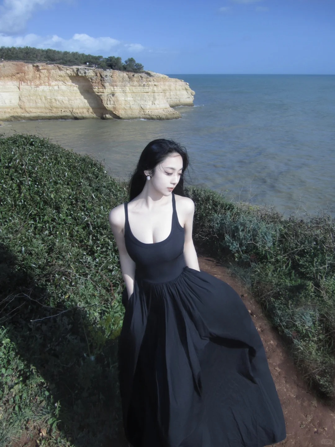 做大海的女儿
也可以是黑色的🖤

在Faro的海边沐浴阳光，随风起舞