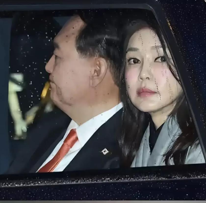 韩国前总统尹锡悦终被法院以内乱罪批准逮捕了，虽然尹锡悦方面坚称该逮捕令不合法。但