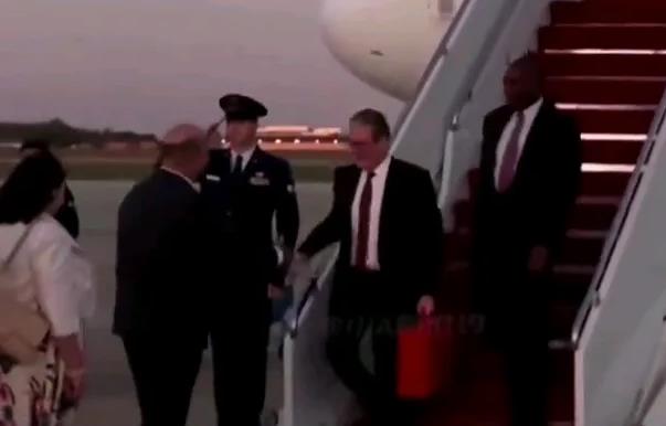 英国首相斯塔默抵达美国六个没想到
第一，没想到斯塔默悄悄的乘飞机访问美国；
第二