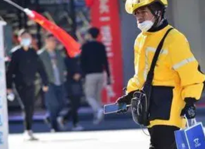 300万骑手的腰板挺直了！美团砸14亿买保险
暴雨里狂奔的外卖小哥，终于等来真金