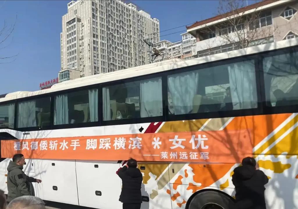 中国足球出内鬼了！
亚足联对山东泰山俱乐部罚款6000美元，理由是球迷在亚冠中展