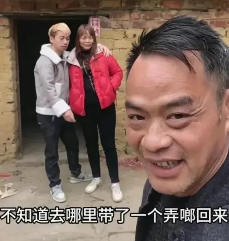 太扎心了。广西一位大叔发视频吐槽自己的小儿子，原因是这个儿子太不靠谱，給自己领回